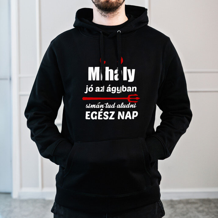 jó az ágyban - Fekete kapucnis pulóver férfiakna