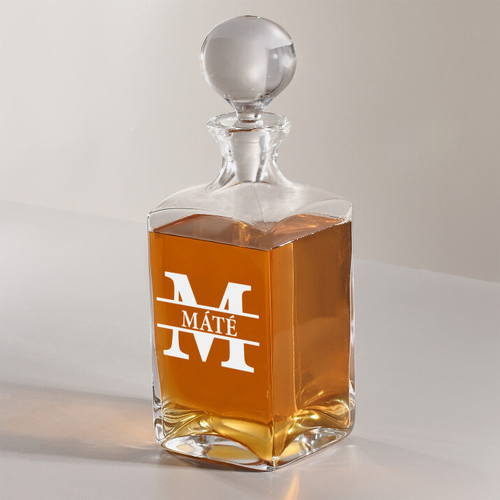 kezdőbetűk nevekkel - Gravírozott whisky kancsó