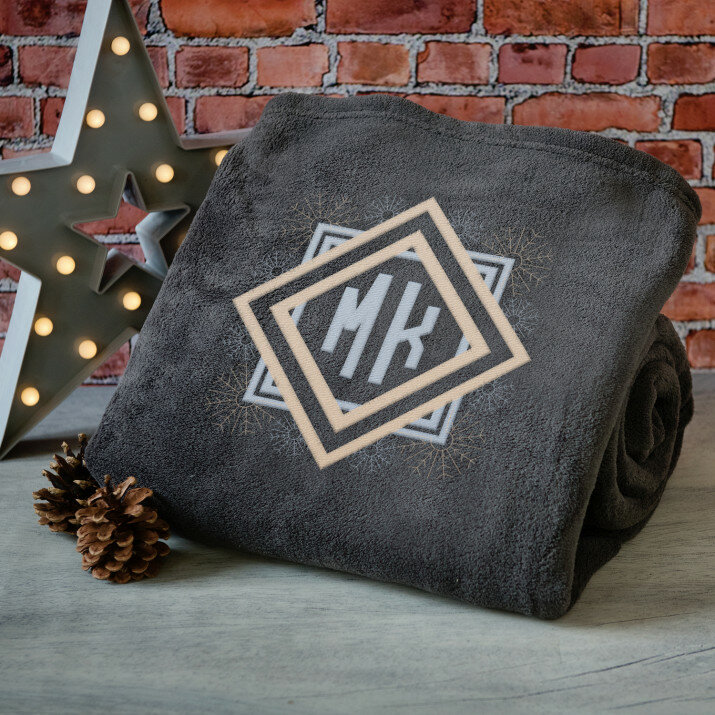 Monogramok 2 - Hímzett takaró