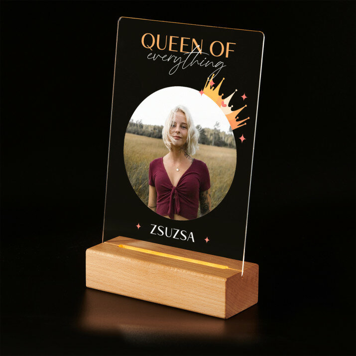 Queen of everything - Üveglap Nyomtatás akrilüvegen LED bázissal