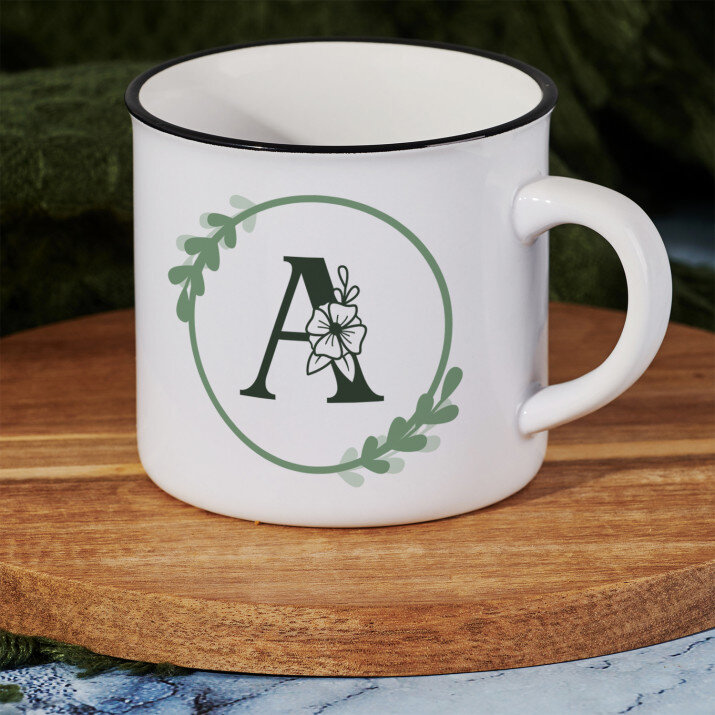Monogram egy virágkörben - Kerámia bögre fekete peremmel