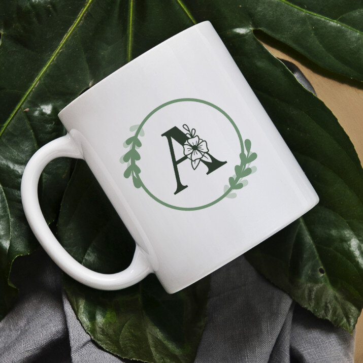 Monogram egy virágkörben - Személyre szabott bögre