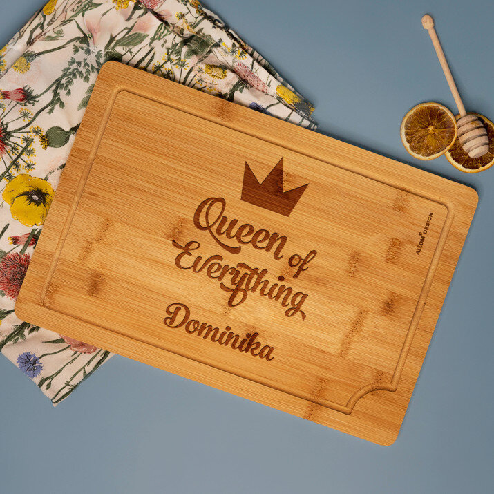 Queen of everything - Gravírozott bambusz vágódeszka