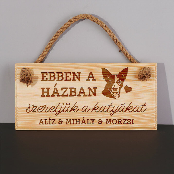 Szeretjük a kutyákat ebben a házban - Fatábla