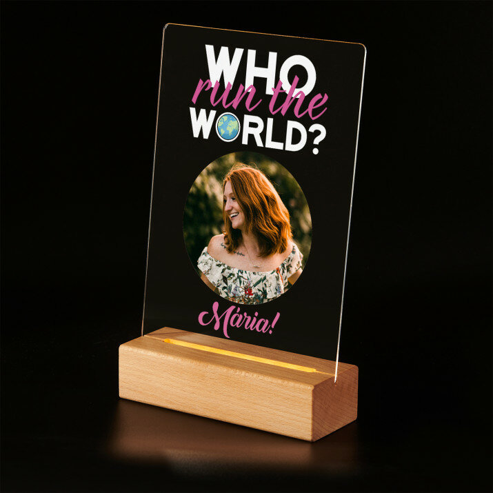 Who run the world - Üveglap Nyomtatás akrilüvegen LED bázissal