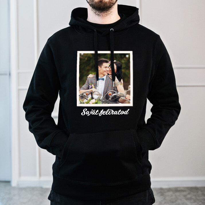 Fénykép és felirat - Fekete kapucnis pulóver férfiakna